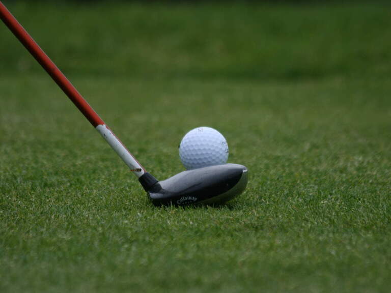 Ein Golfball liegt auf dem grünen Rasen eines Golfplatzes im Bayerischen Wald.